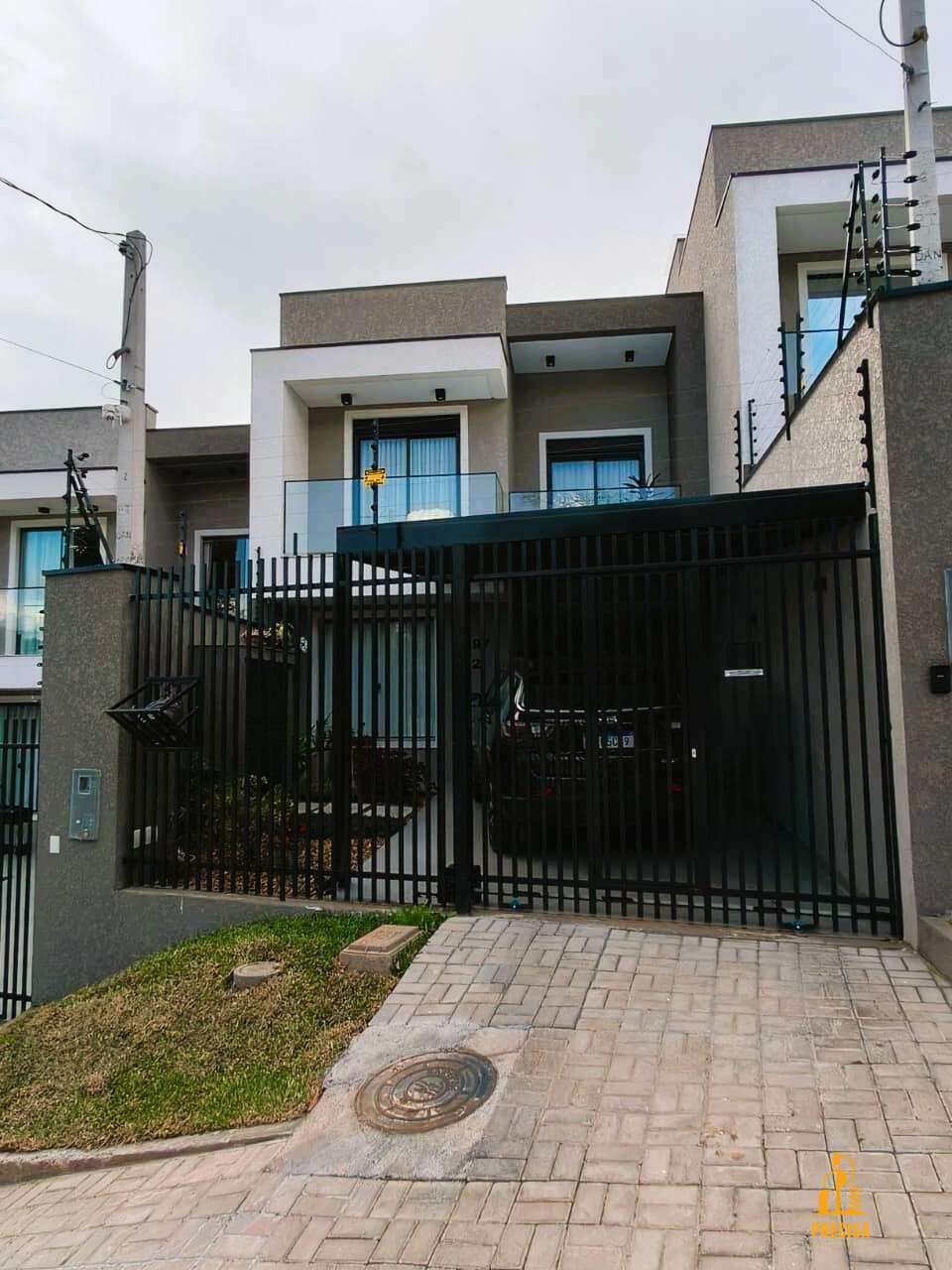 Sobrado moderno com 3 suítes, 2 vagas e área gourmet próximo ao Terminal Santa Cândida - Precisa Imóveis